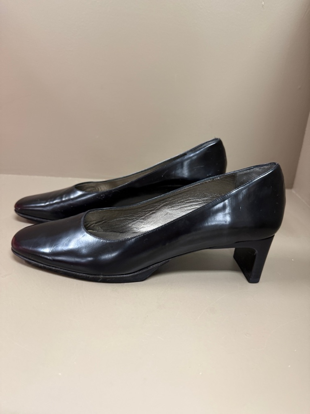 Sesto MEUCCI Gorgeous Black Pumps with Interesting Narrow Block Heel Narrow Size